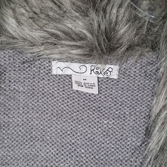 Gray sweater with faux fur collar/lapel 💥 - Picture 2 of 3